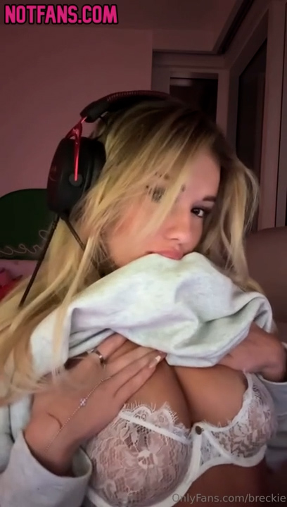 Breckie Hill Gamer girl Slutty – Onlyfans video Viral