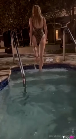 Lil Tay Show off Hot Body in Pool – Onlyfans video